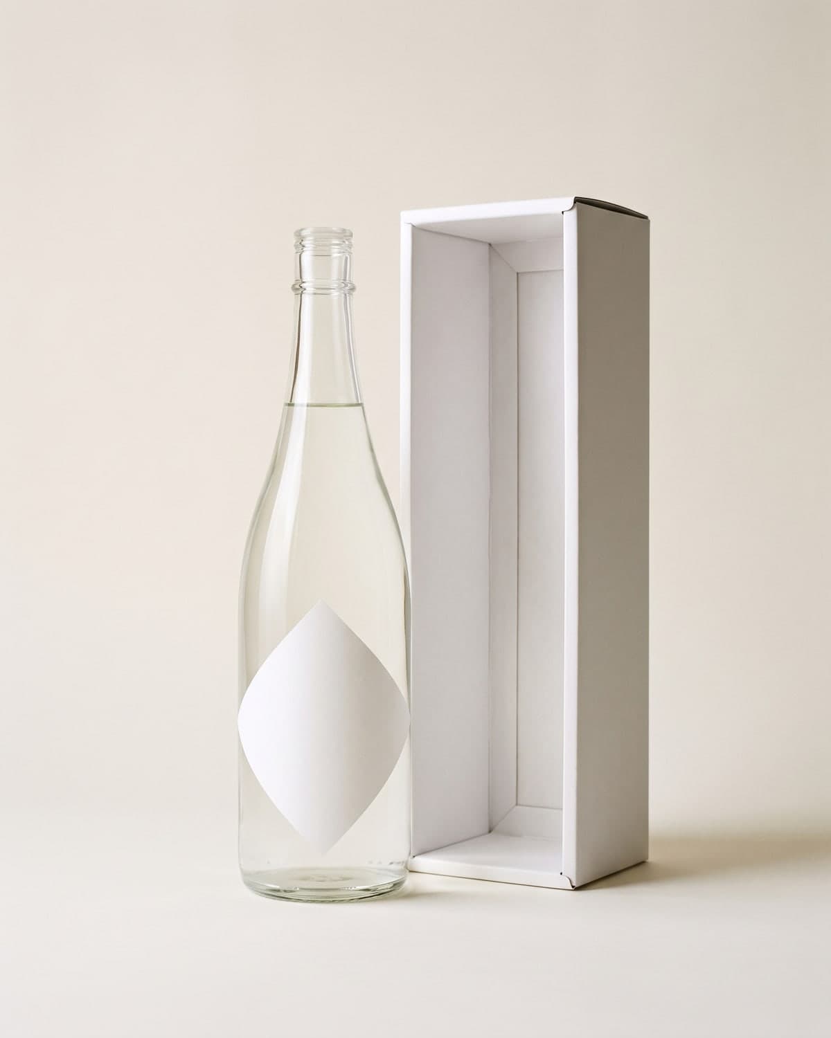 A 720ml junmai daiginjo bottle with a diamond-shaped label, beside its white presentation box
